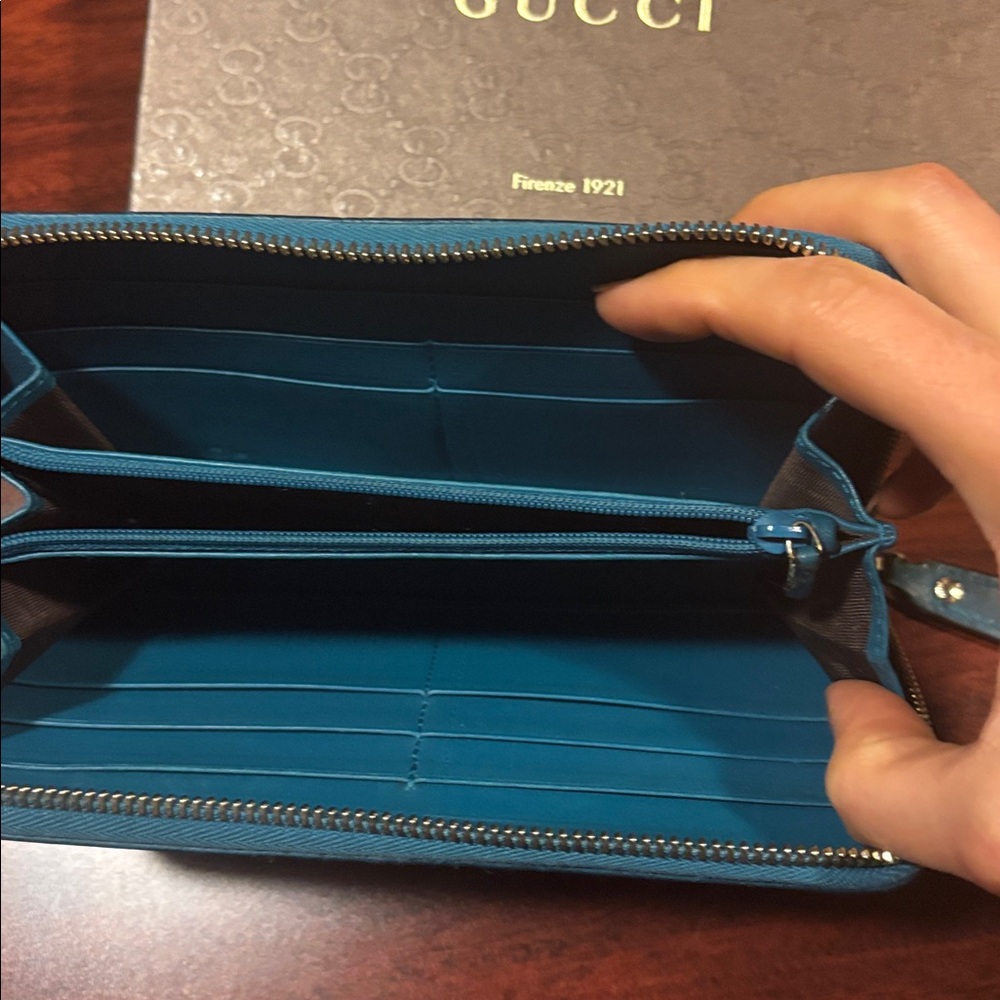 Gucci Teal Embossed Leather Wallet - Picture 5 of 7